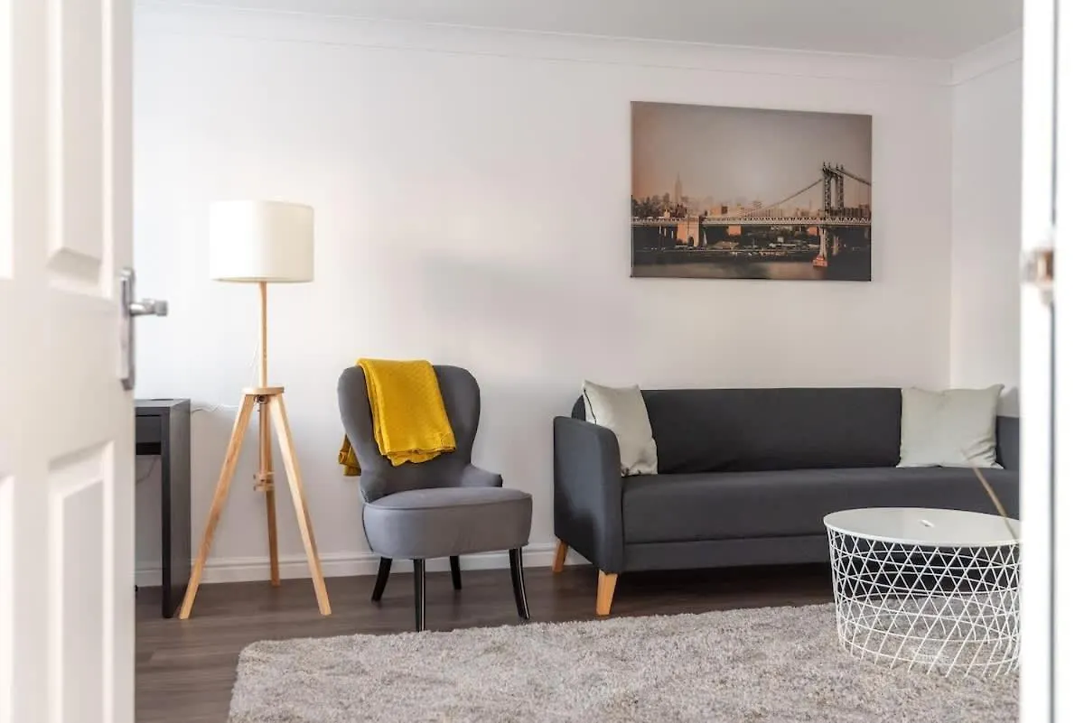 4 Bedroom House - Free Parking location